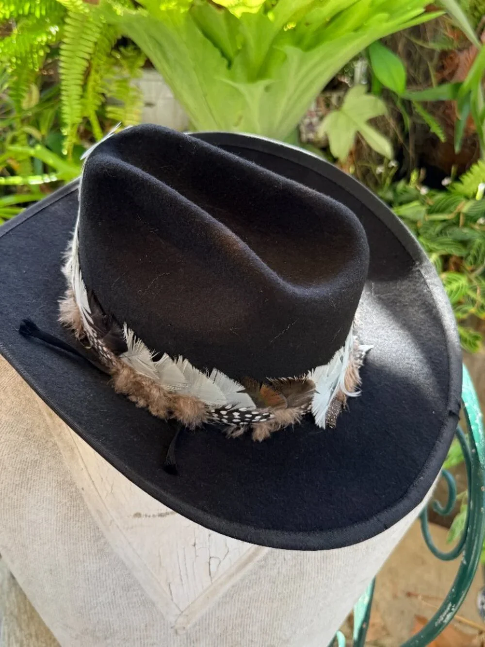 C. 1970s Smithbult Black Wool Cowboy Western Hat Feather Band 7 1/4